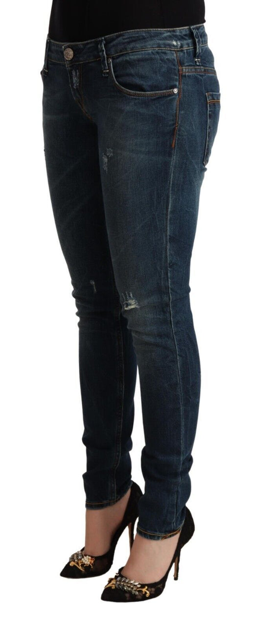 Acht Blau gewaschene Slim Fit Denim Jeans mit niedrigem Bund