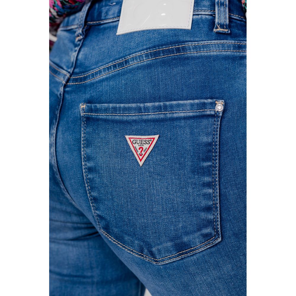 Guess Hellblaue Mom Jeans aus Bio-Baumwolle
