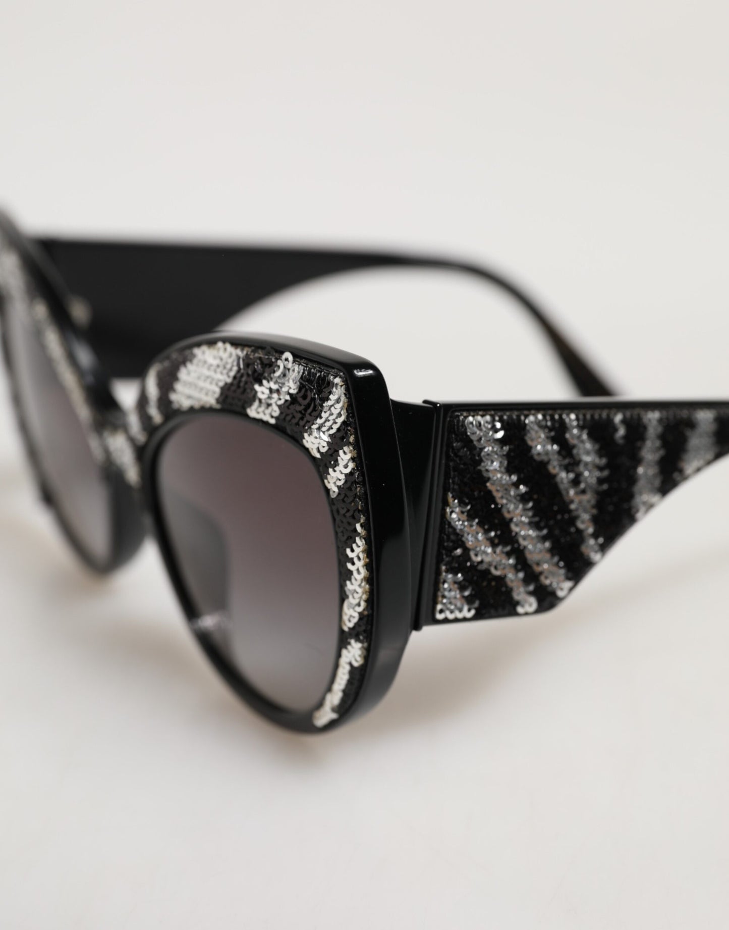 Dolce & Gabbana Sonnenbrille mit Schmetterlingsrahmen, Schwarz und Silber mit Pailletten