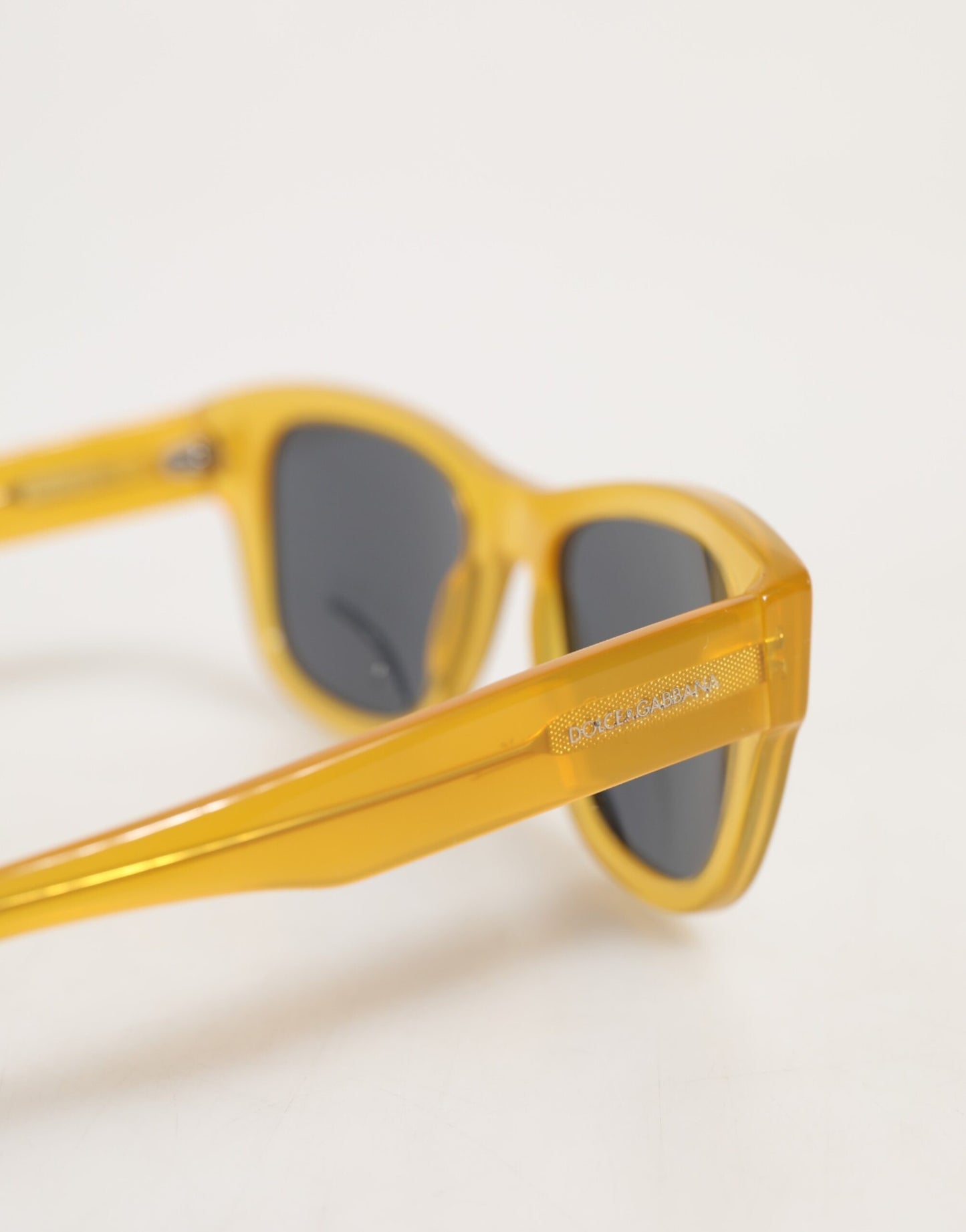 Dolce & Gabbana DG4177 Sonnenbrille mit Honigfarbenem Acetat und Schwarzen Gläsern