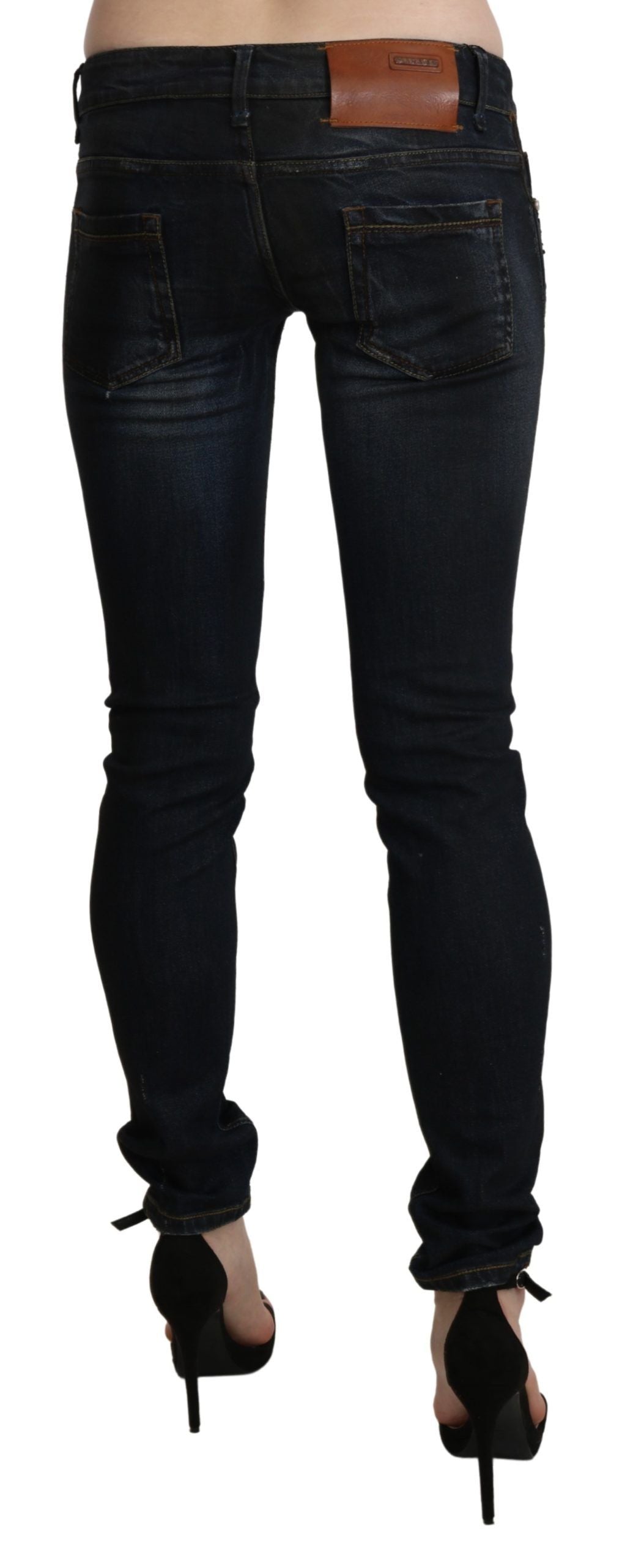 Acht Schwarze gewaschene Skinny Denim-Jeans mit niedriger Taille
