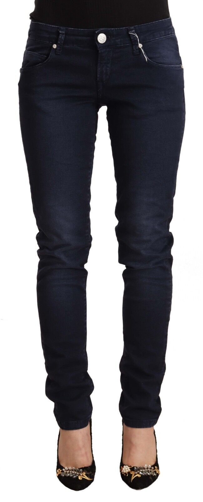 Acht Blaue gewaschene Baumwolljeans mit niedriger Taille und schmaler Passform