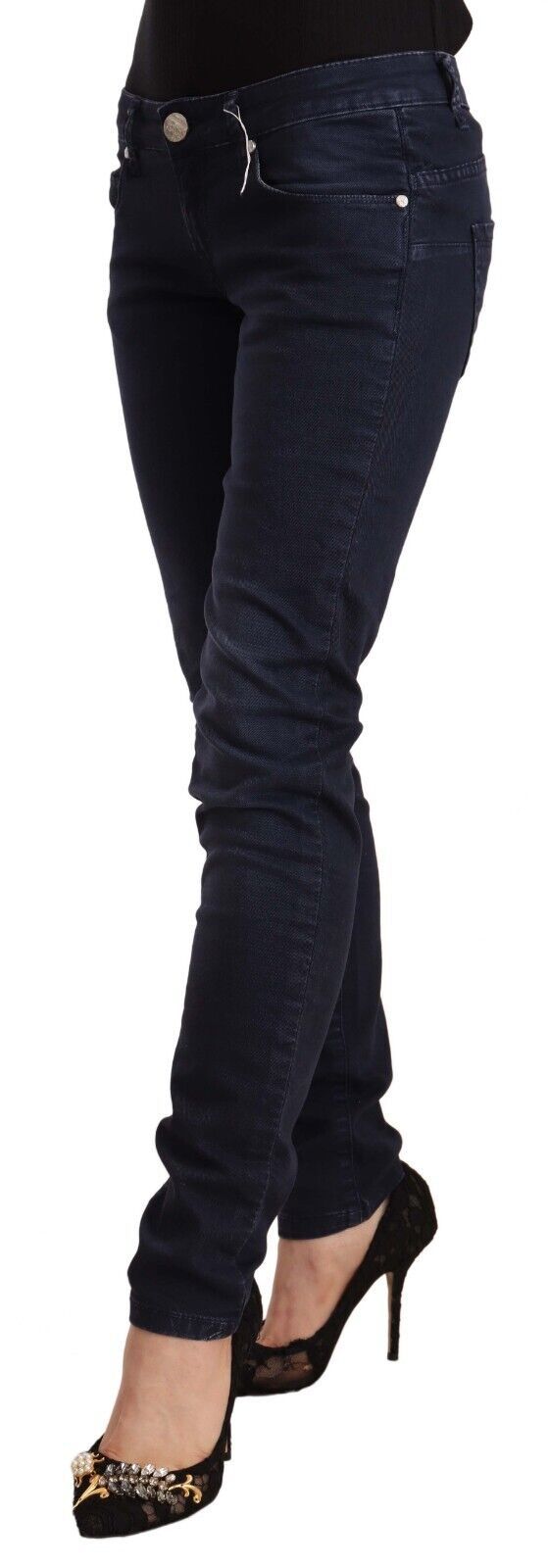 Acht Blaue gewaschene Baumwolljeans mit niedriger Taille und schmaler Passform