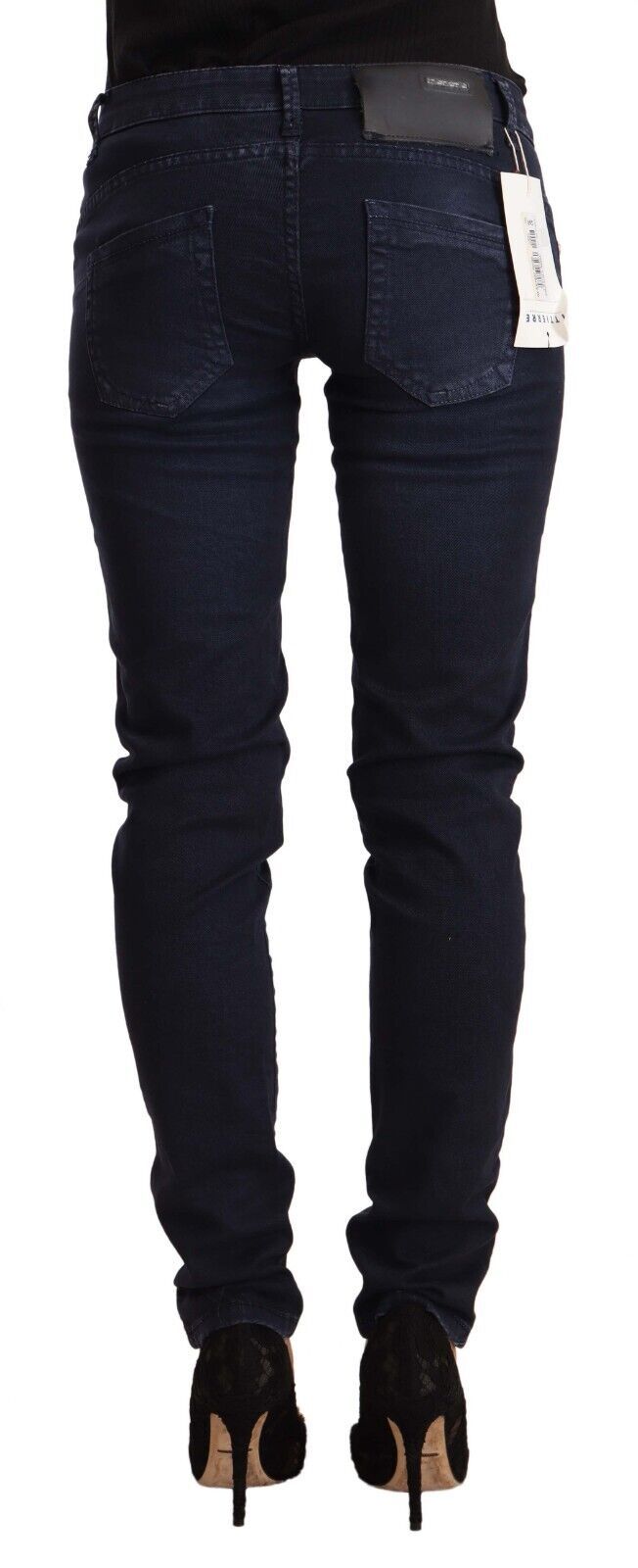 Acht Blaue gewaschene Baumwolljeans mit niedriger Taille und schmaler Passform