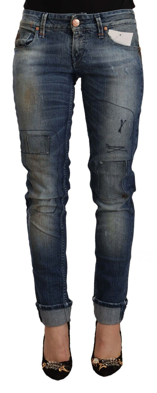 Acht Blau gewaschene Jeans mit niedrigem Bund und gefaltetem Saum