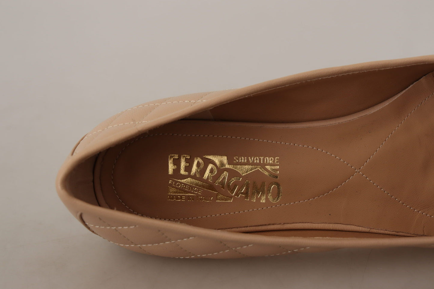 Salvatore Ferragamo Elegante gesteppte Lederflats - schickes zweifarbiges Design