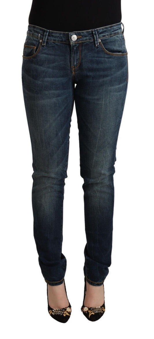Acht Blaue gewaschene Baumwolljeans mit niedriger Taille und schmaler Passform