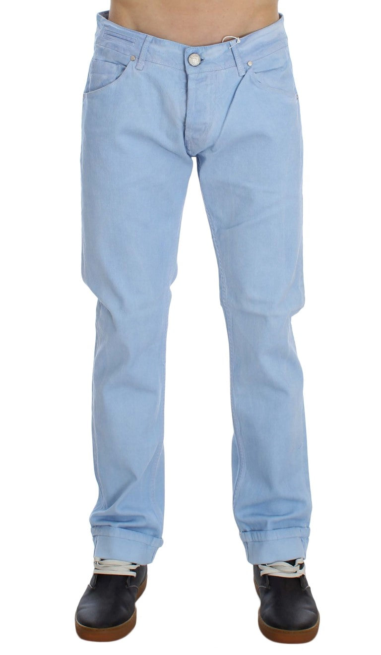 Acht Blaue Baumwoll-Stretch-Jeans mit niedriger Taille