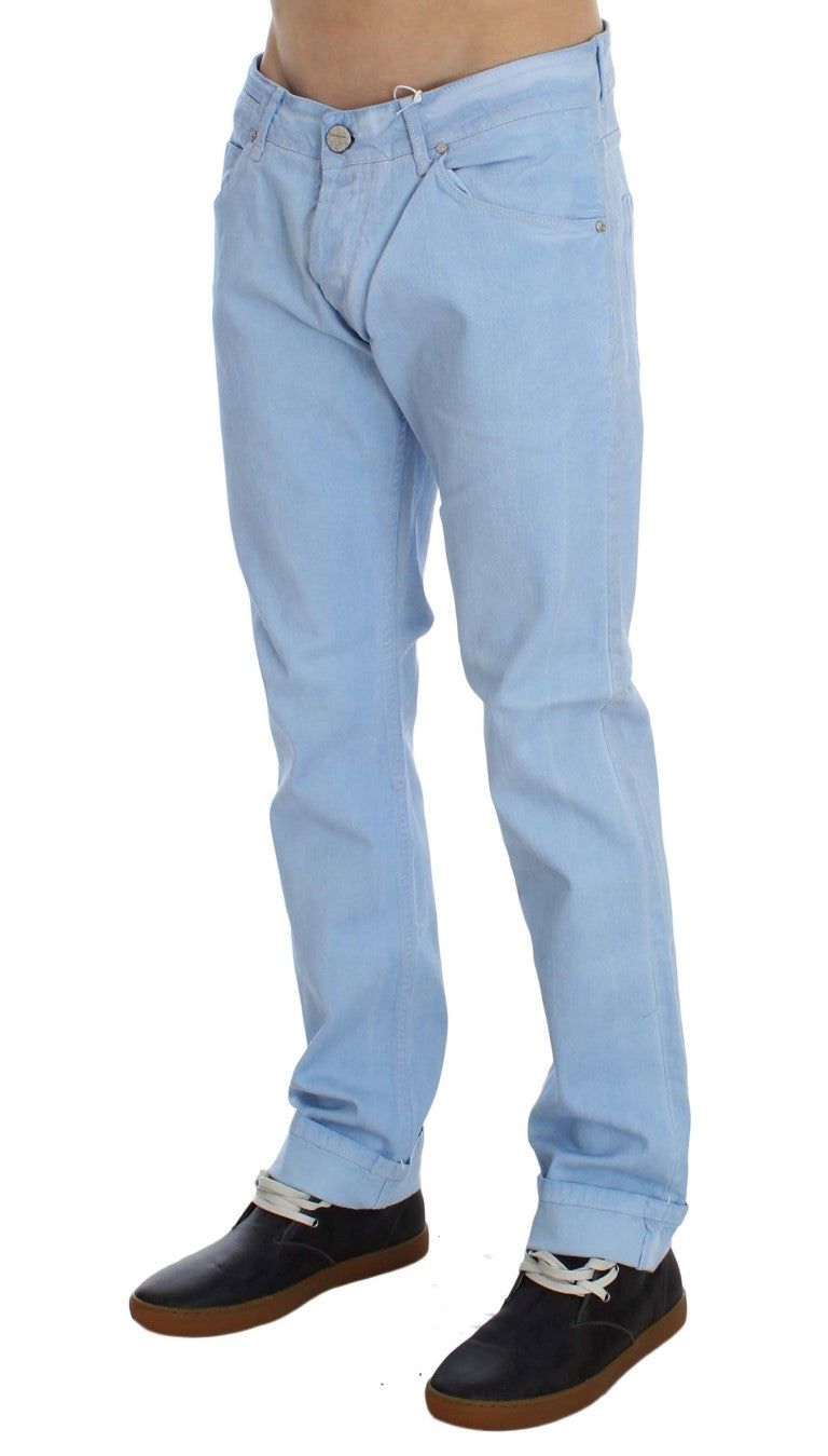 Acht Blaue Baumwoll-Stretch-Jeans mit niedriger Taille
