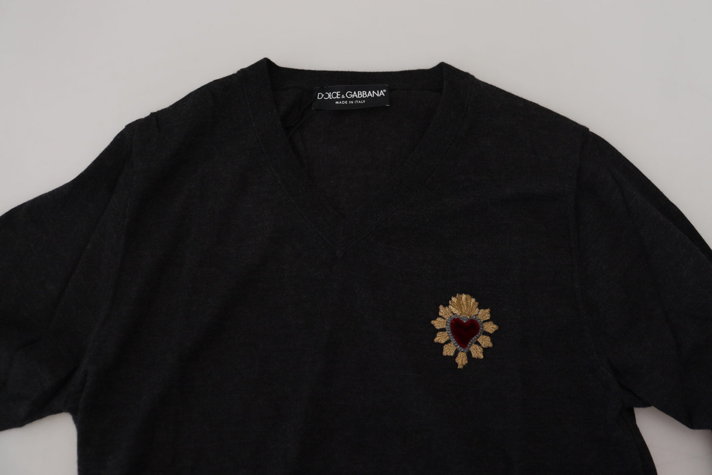Dolce & Gabbana Grauer Kaschmirpullover mit V-Ausschnitt und goldenem Herz