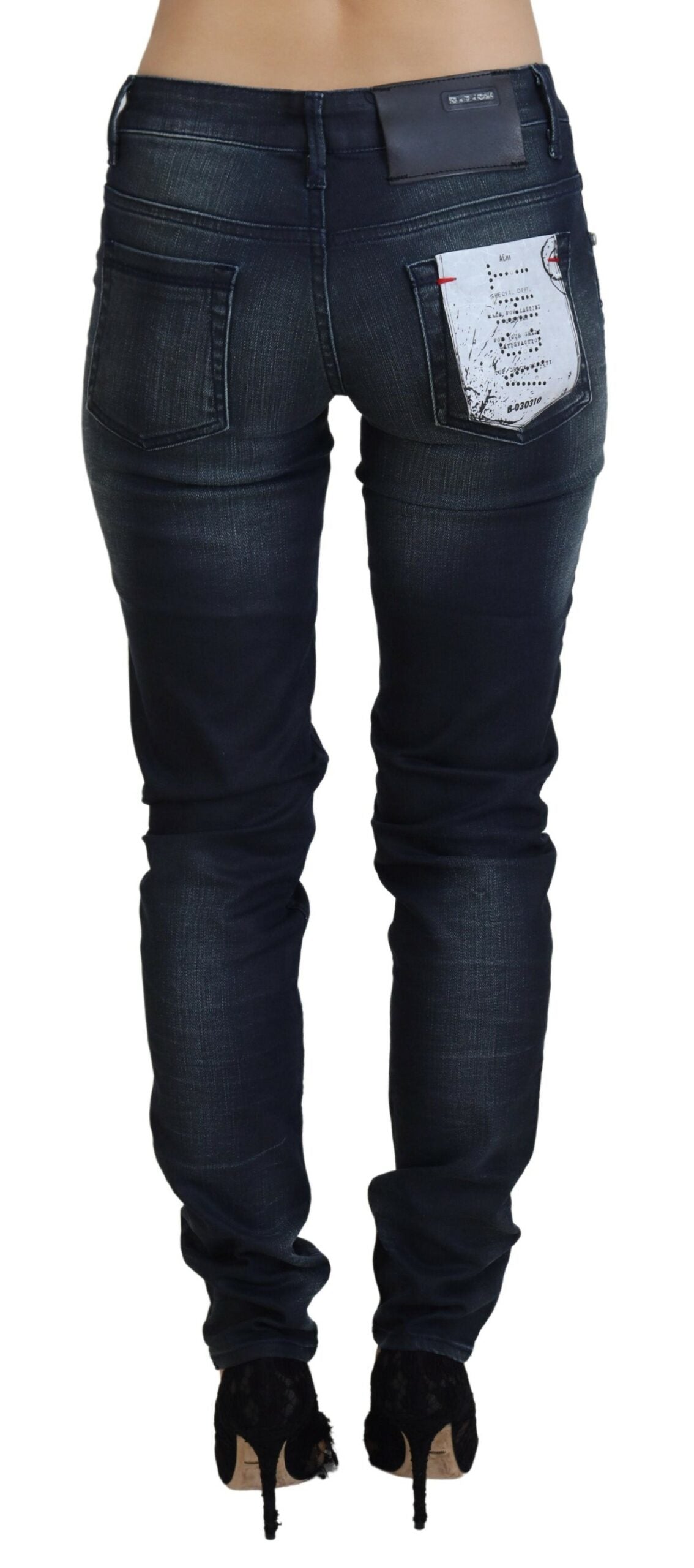 Acht Blaue gewaschene Jeans mit niedriger Taille und schmaler Passform aus Baumwoll-Denim