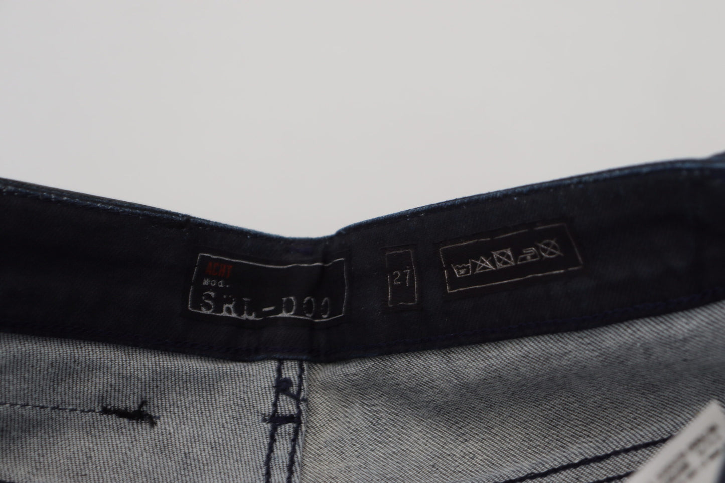 Acht Blaue gewaschene Jeans mit niedriger Taille und schmaler Passform aus Baumwoll-Denim