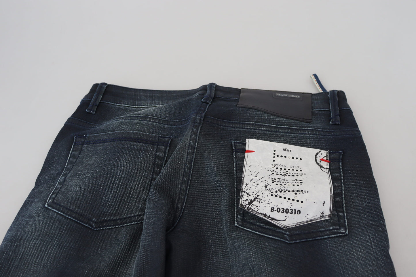 Acht Blaue gewaschene Jeans mit niedriger Taille und schmaler Passform aus Baumwoll-Denim