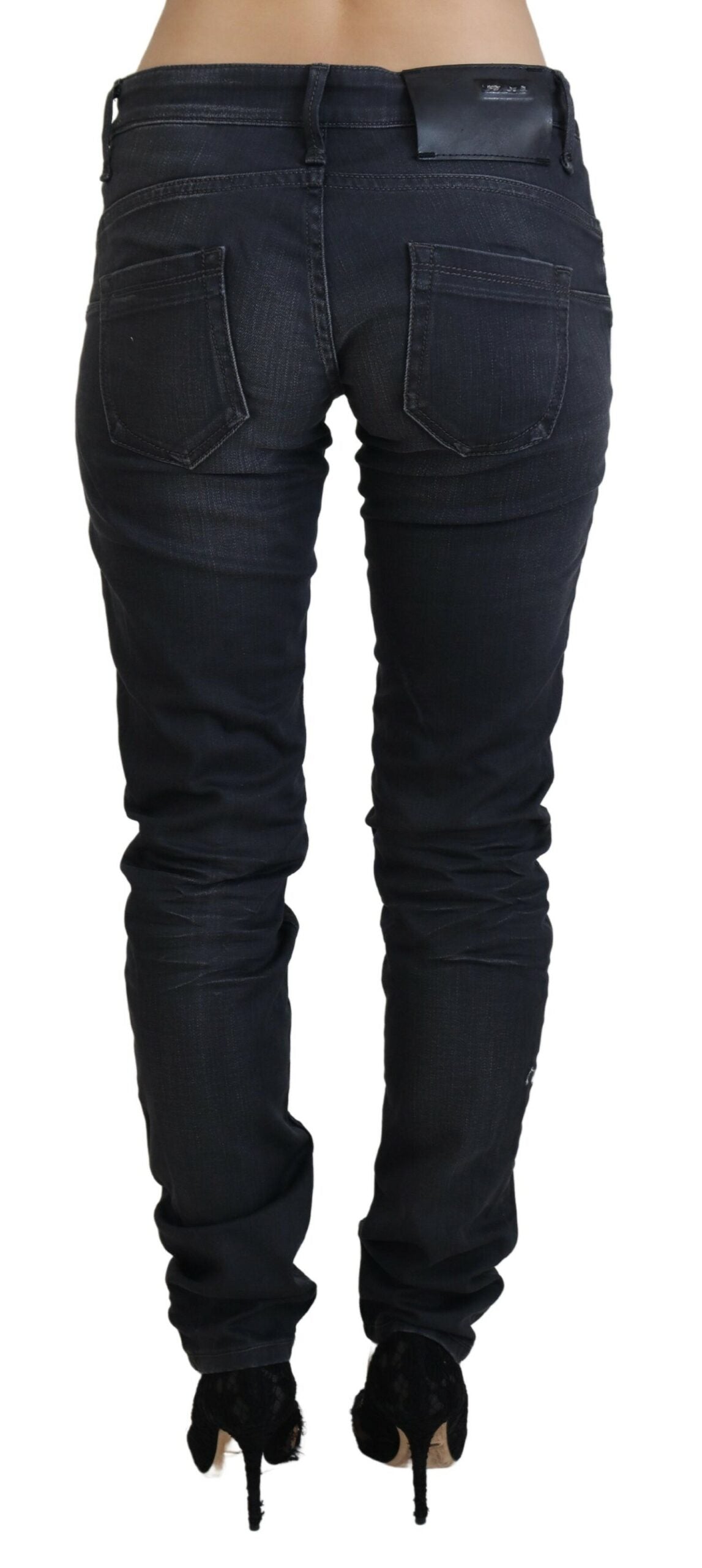 Acht Schwarze gewaschene Jeans mit niedriger Taille und schmaler Passform aus Baumwoll-Denim