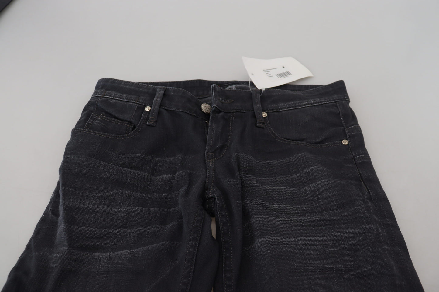 Acht Schwarze gewaschene Jeans mit niedriger Taille und schmaler Passform aus Baumwoll-Denim