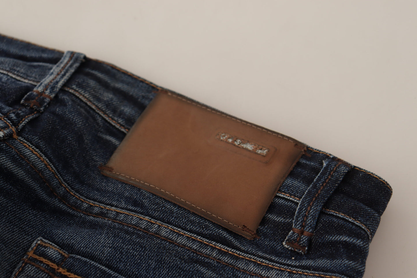 Acht Blaue Skinny Denim Jeans aus gewaschener Baumwolle mit niedriger Taille