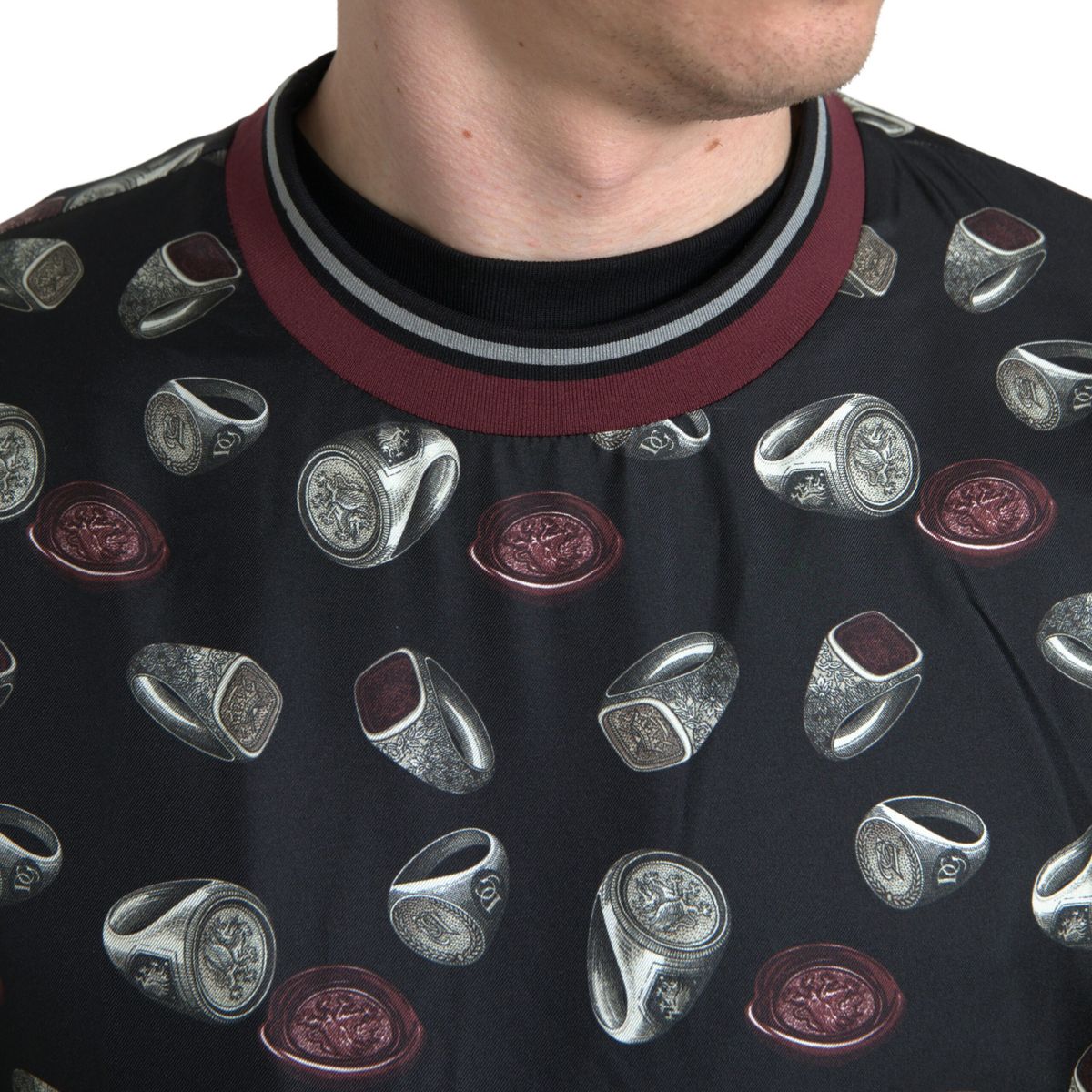 Dolce & Gabbana Schwarzer Ringdruck Seidenpullover mit Rundhalsausschnitt