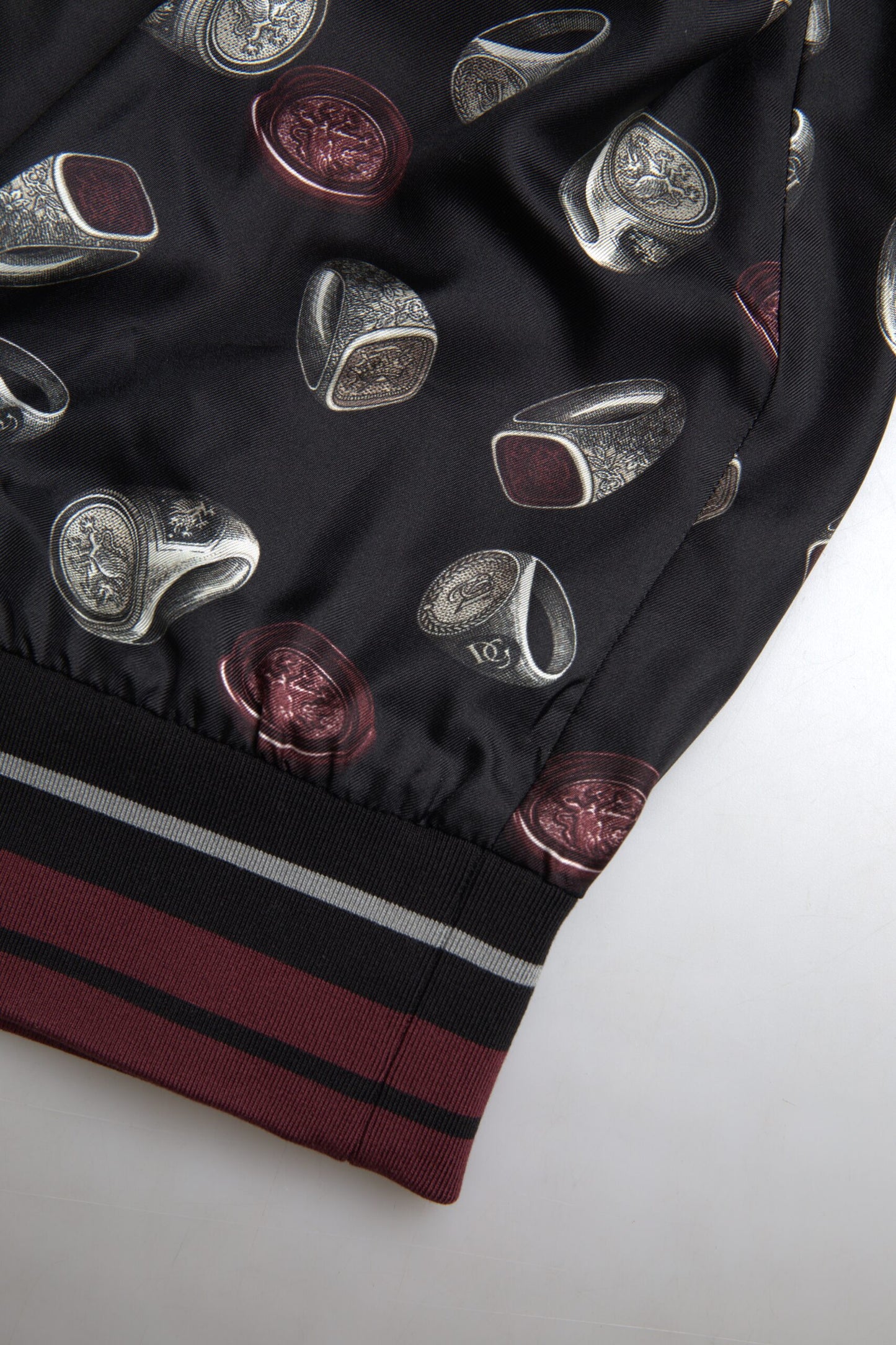 Dolce & Gabbana Schwarzer Ringdruck Seidenpullover mit Rundhalsausschnitt