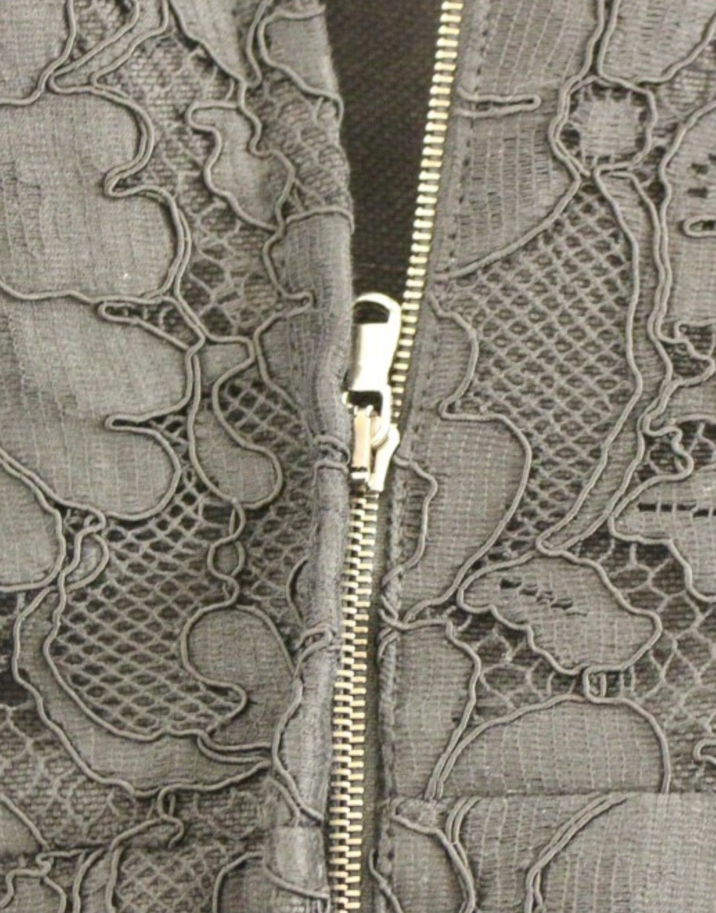 Dolce & Gabbana Schwarzes Laufstegkleid aus geblümter Spitze von Sicily