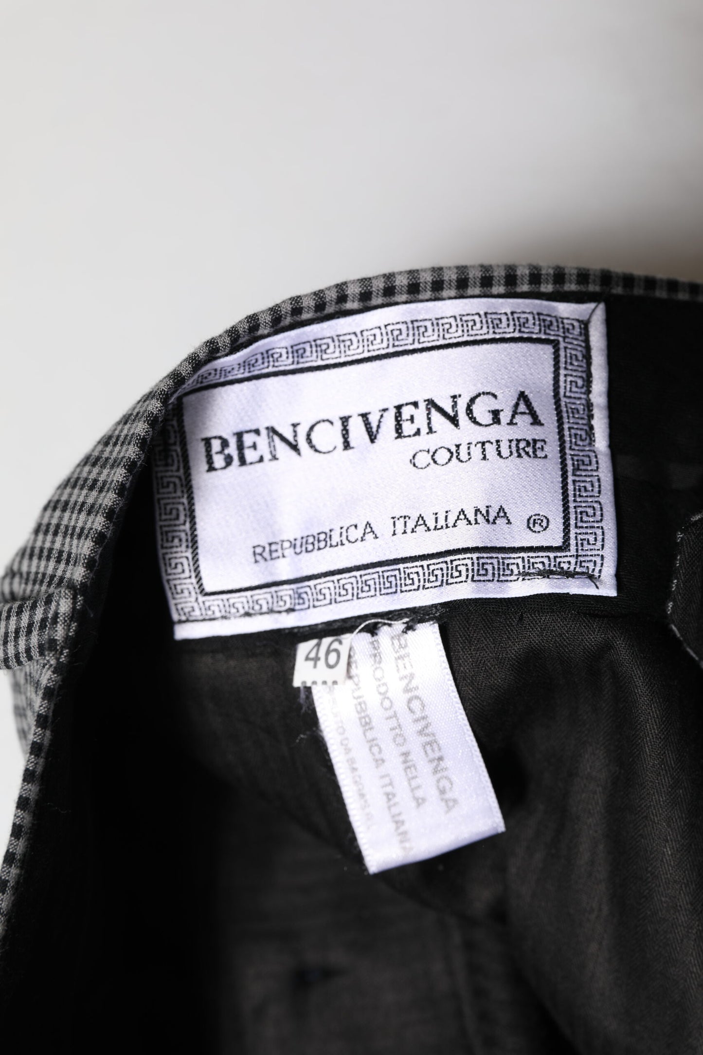 BENCIVENGA Schwarz-weiß karierte, spitz zulaufende Kleiderhosen