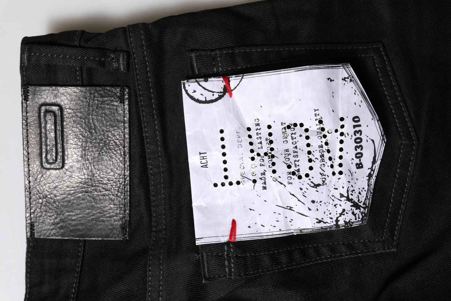 Acht Schwarze Slim Fit Denim-Jeans mit niedriger Taille aus Baumwolle