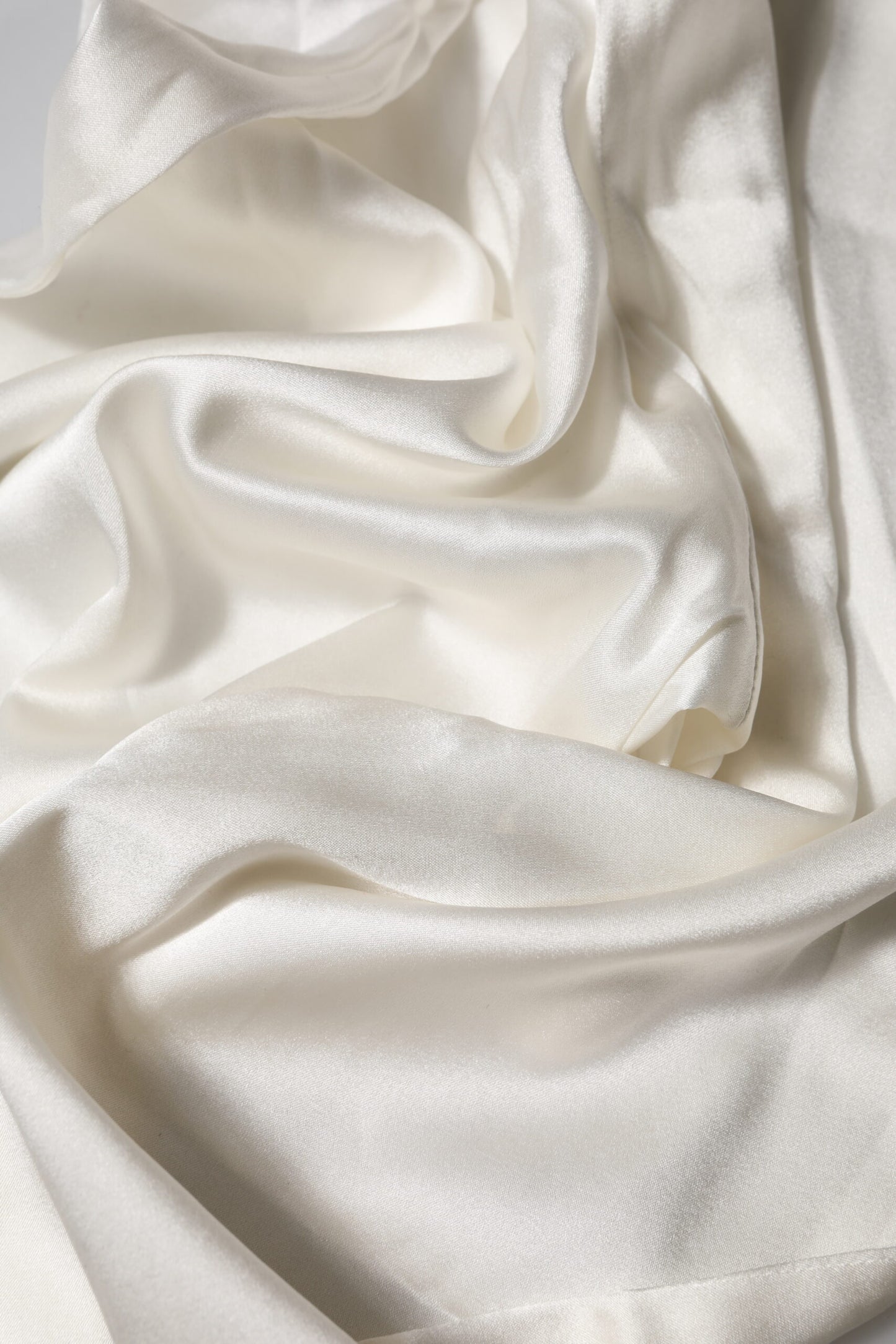 Dolce & Gabbana Elfenbeinfarbene konisch zulaufende Seidenhose mit hoher Taille