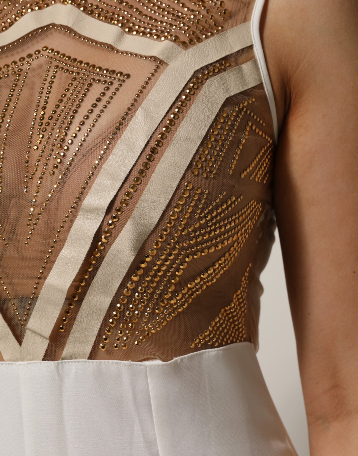 Mangano Weißer Beige Mesh Kristall verschönert ärmelloser Jumpsuit