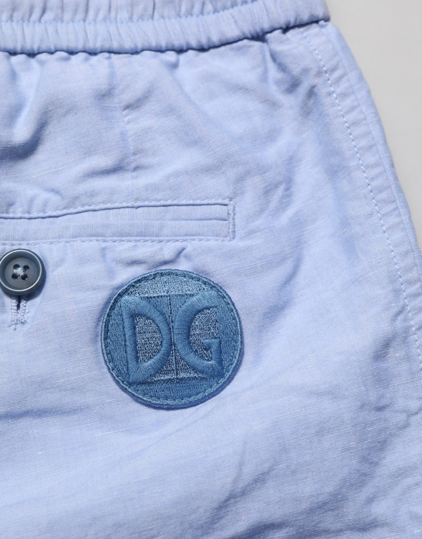Dolce & Gabbana Hellblaue Leinen Bermudashorts für Männer mit mittlerer Taille