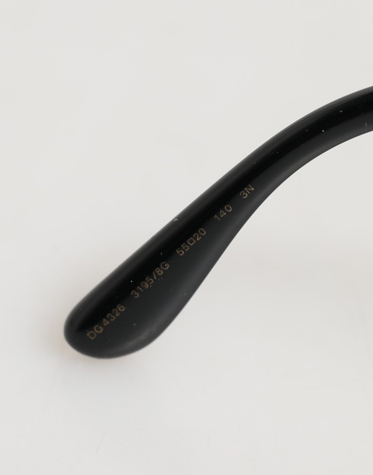 Dolce & Gabbana Sonnenbrille mit Schmetterlingsrahmen, Schwarz und Silber mit Pailletten