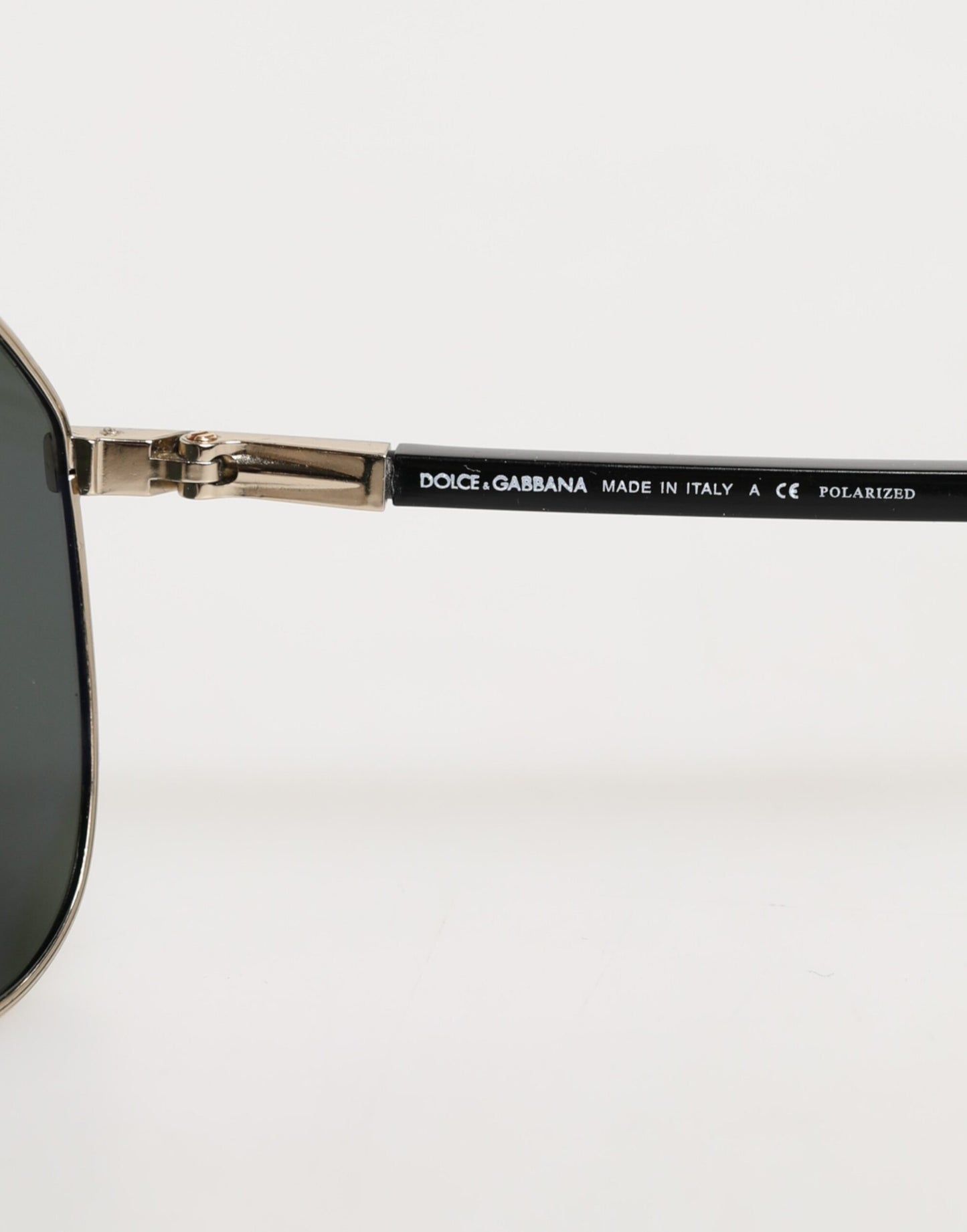 Dolce & Gabbana DG2106K Schwarze Sonnenbrille mit vergoldetem Metallrahmen und polarisierten Gläsern