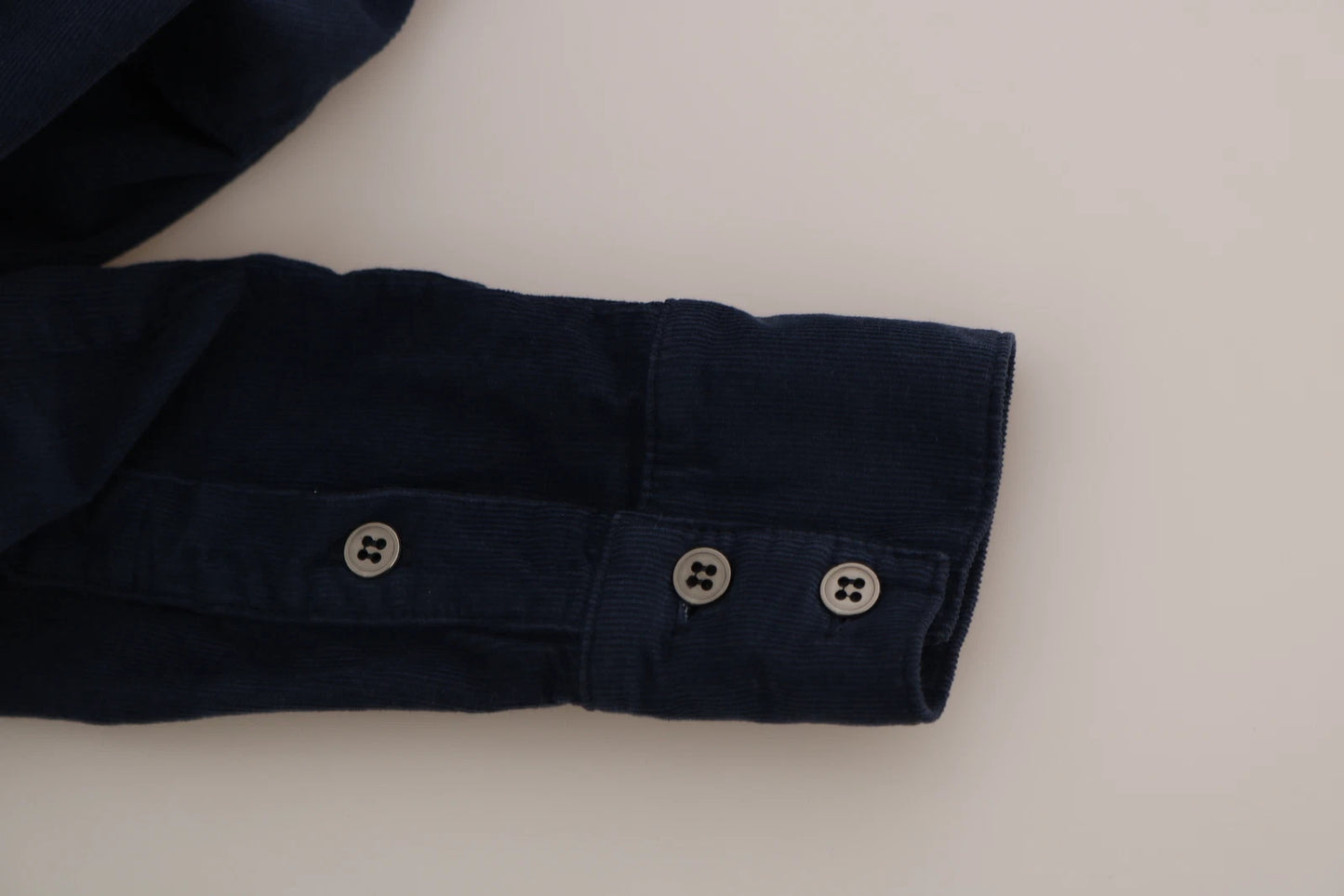 Acht Baumwoll-Cordhemd mit langen Ärmeln