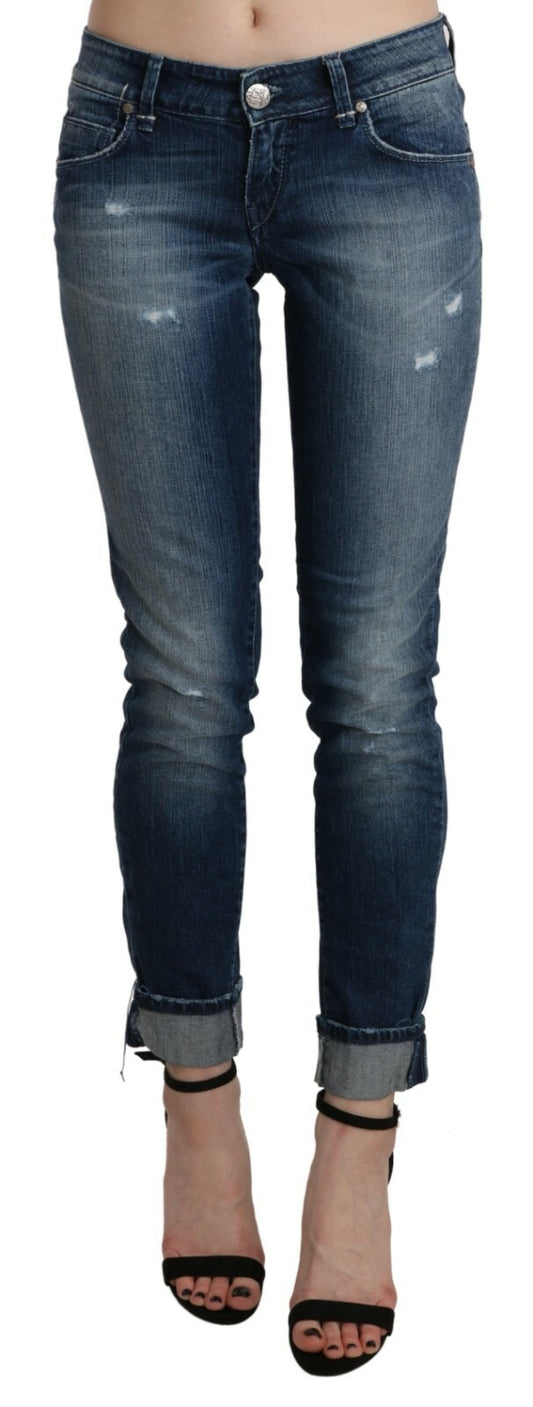 Acht Baumwoll-Jeans in Hellblau mit niedriger Taille und Skinny-Passform