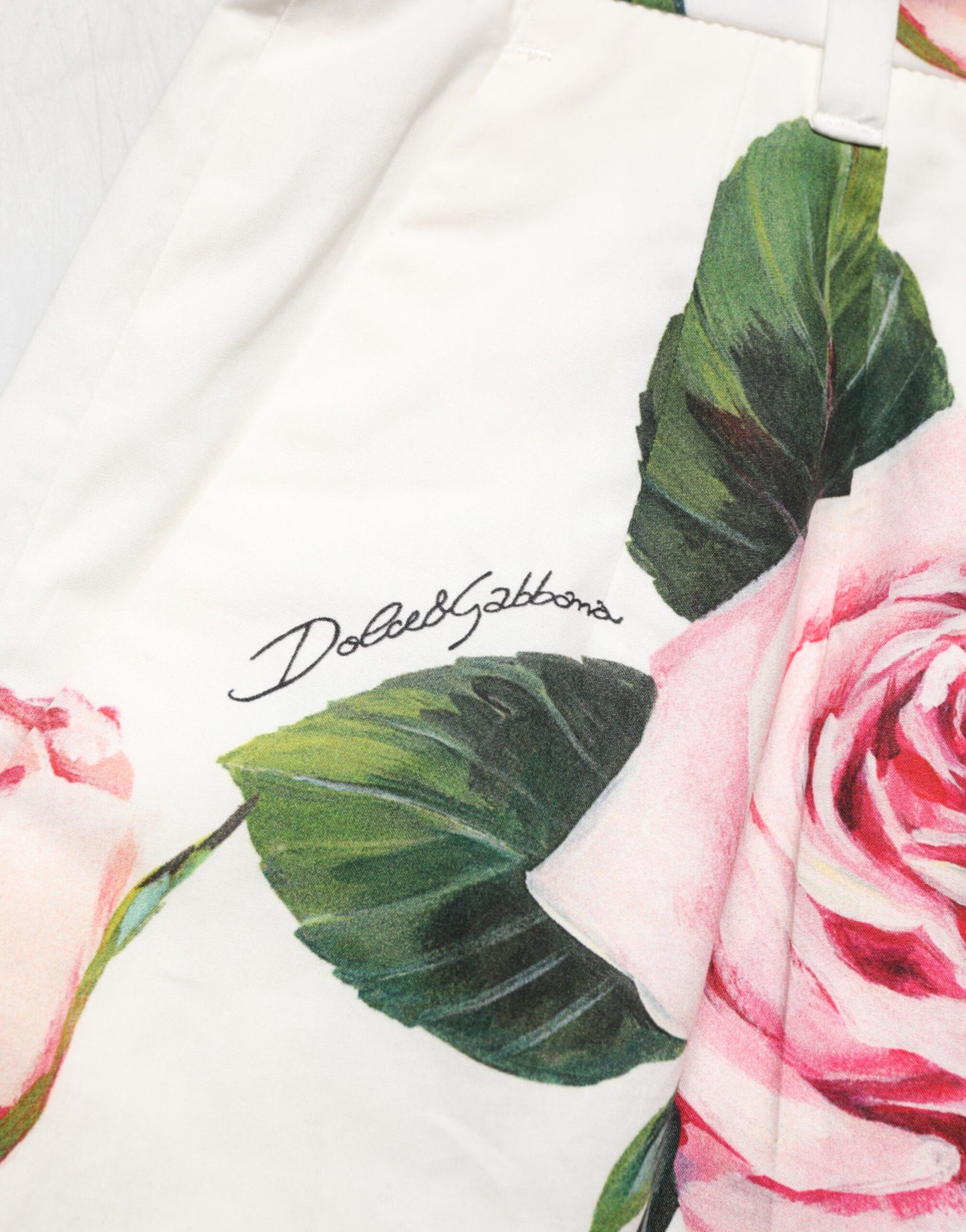 Dolce & Gabbana Weiße Hotpants mit hohem Bund und Blumenmuster